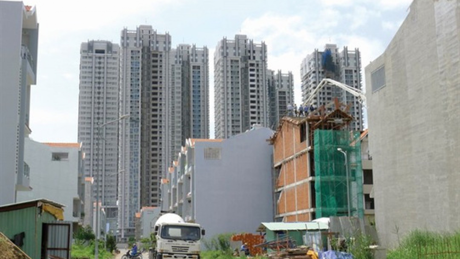 Real estate market is ‘fragile’, could lead to another bubble, experts say