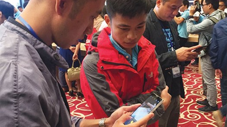 Vietnamese still entertain ambition of making mobile phones