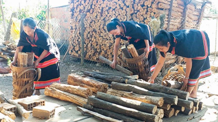 Wood, a treasured symbol of love by Gie Trieng women