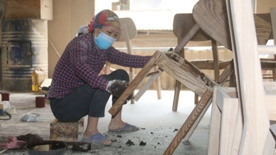 Wooden furniture producers prefer outsourcing, reluctant to build brands