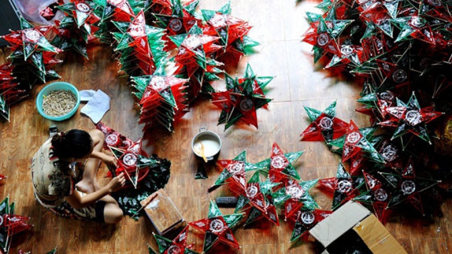 Mid-Autumn toy making village busy ahead of festival