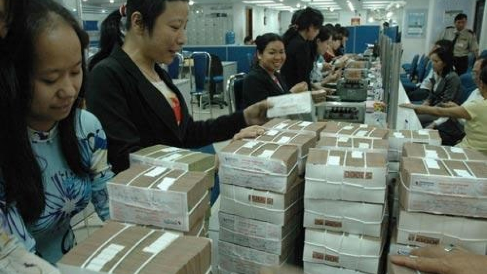 Banks cut lending interest rates on gov’t advice