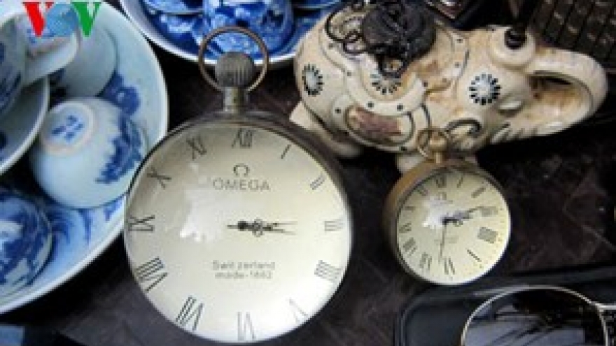 Purchasing antiques in Hanoi Old Quarter