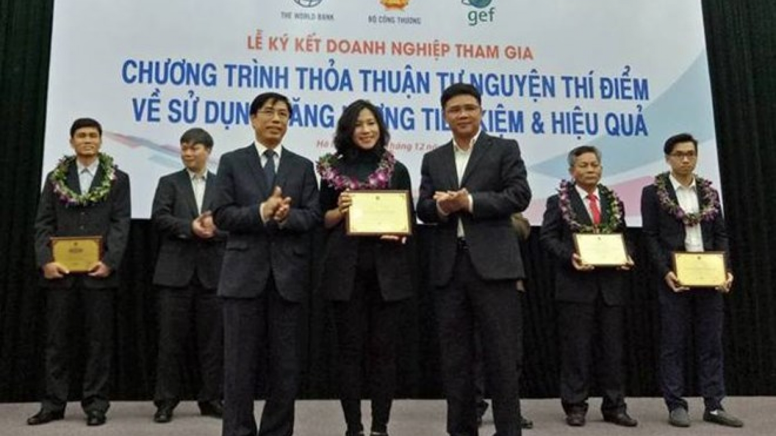 Firms commit to economical use of energy