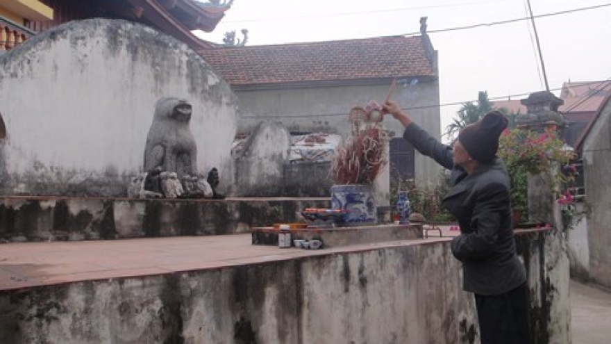 Dich Vi village worships stone dog
