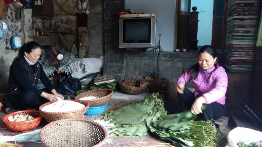Dam village makes Chung cake, cassava vermicelli