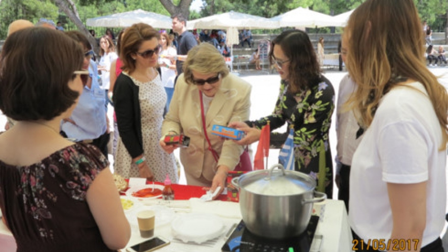 Vietnam attends culinary charity bazaar in Egypt