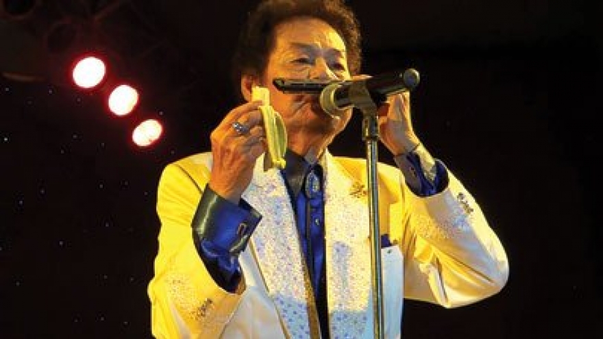 A veteran harmonica player in destitute