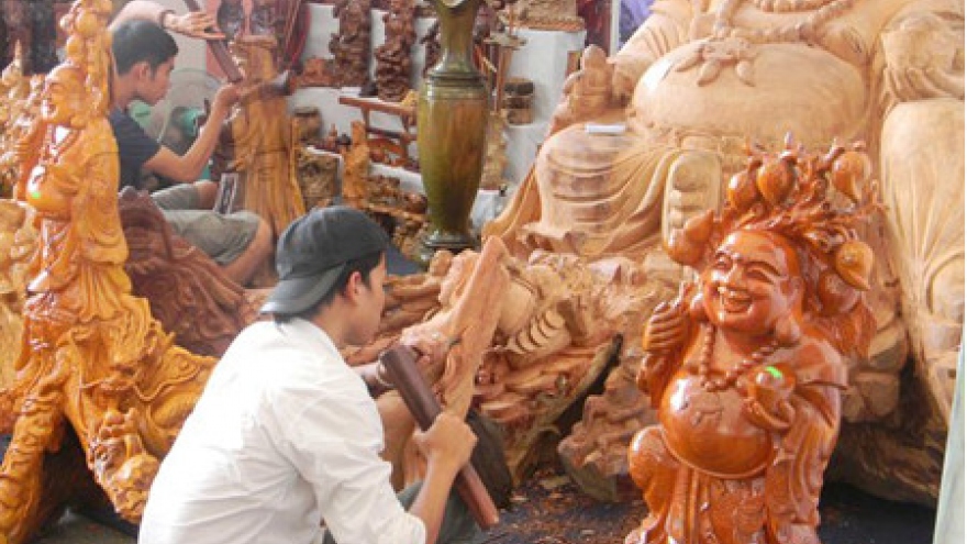 My Xuyen wood carving features Hue Royal Court