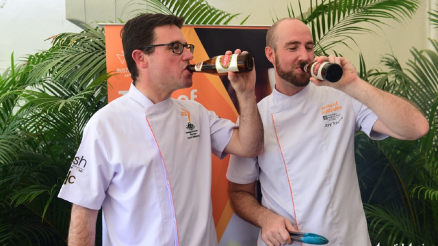 Australian minister grills meat, drinks local beer in Vietnam visit