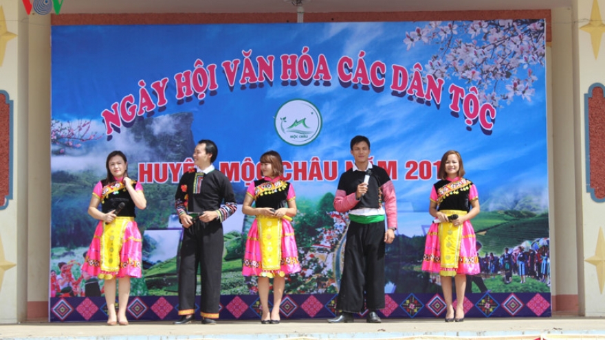  Moc Chau Festival bustles with excitement