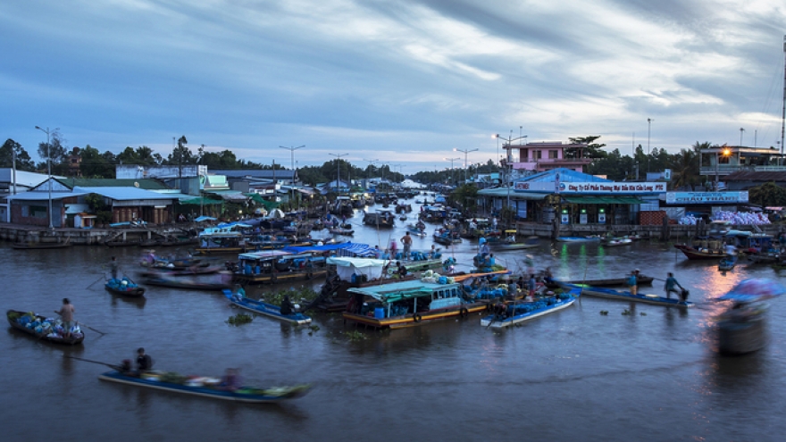 Exploring popular Nga Nam floating market in western region