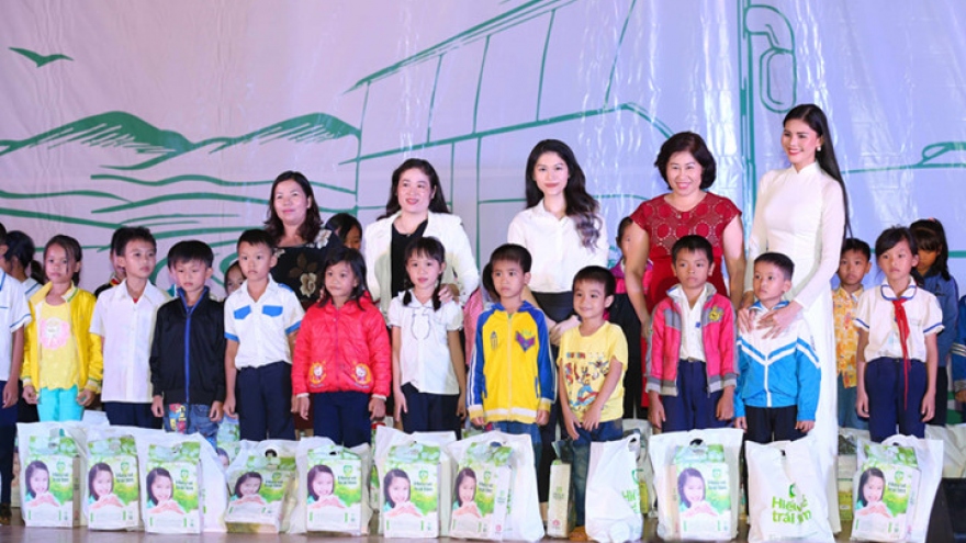 Thuy Dung presents gifts to children in need 