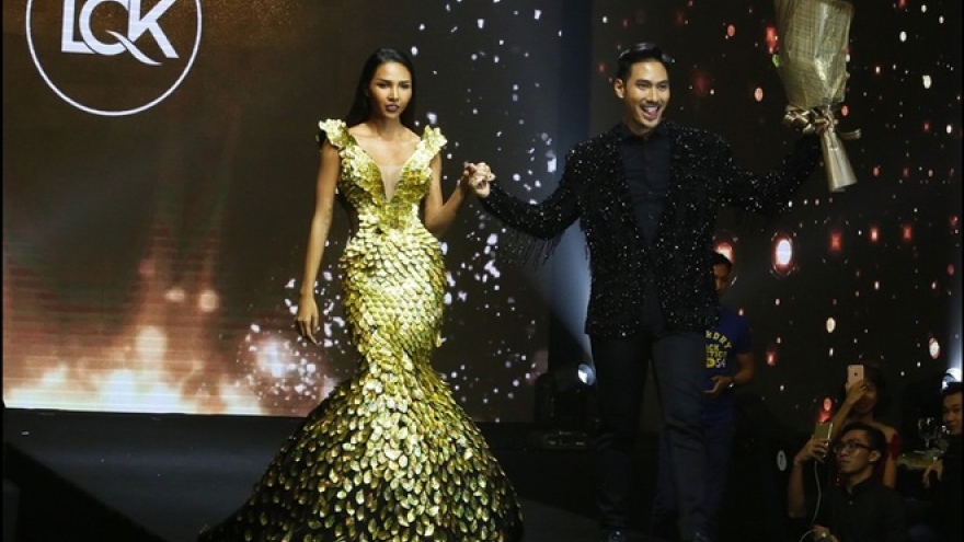 Latest collection of fashion designer Ly Qui Khanh