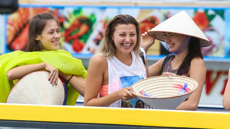 Foreigners enjoy scenic views onboard double decker buses in Ha Long 
