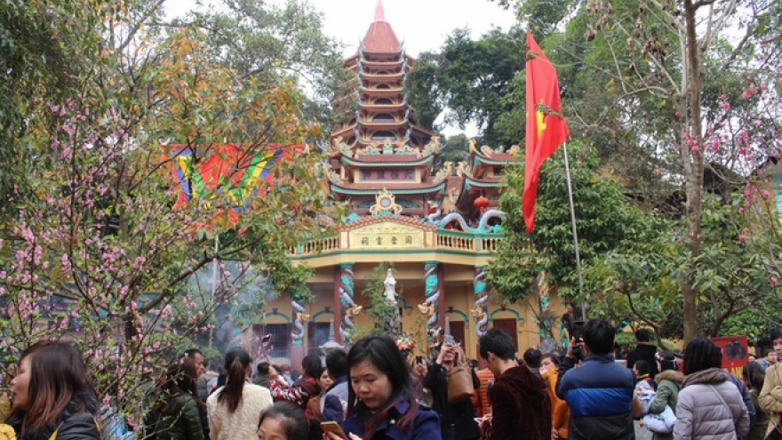 Thousands worship at the Mau Temple in Dong Dang