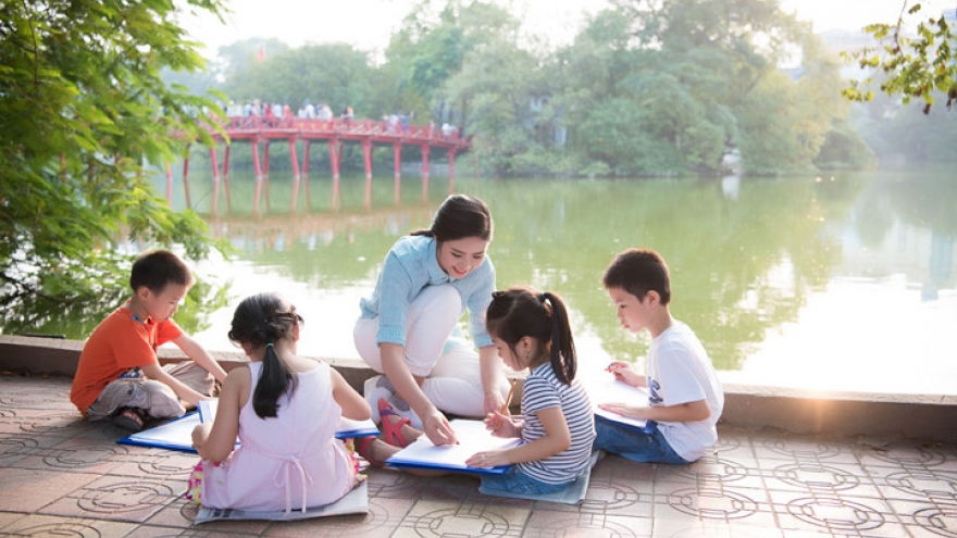 Miss Vietnam beauty queens teach children to draw 