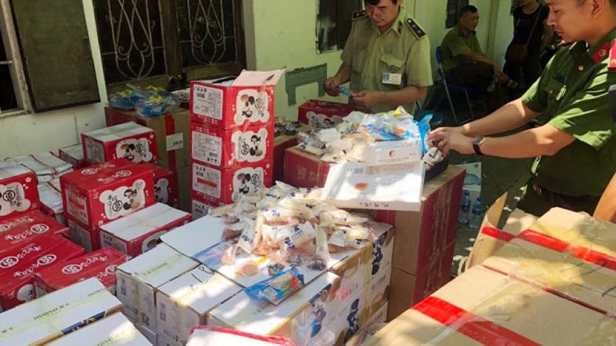 10,000 smuggled Chinese mooncakes confiscated in Hanoi