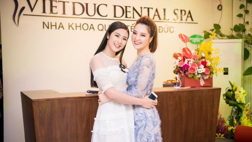 Former beauty queens attend promo for dental spa 