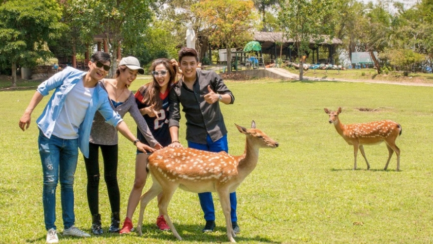 HCM City petting zoo educates, entertains young adults