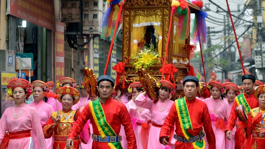 Thousands line Hanoi streets for palanquin procession 