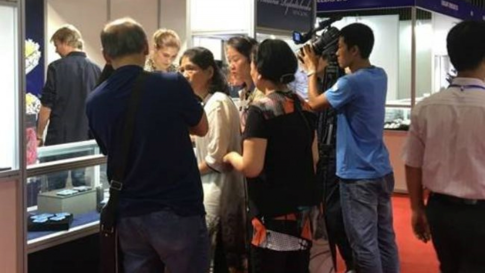 Int’l jewelry and watch firms join HCMC exhibition