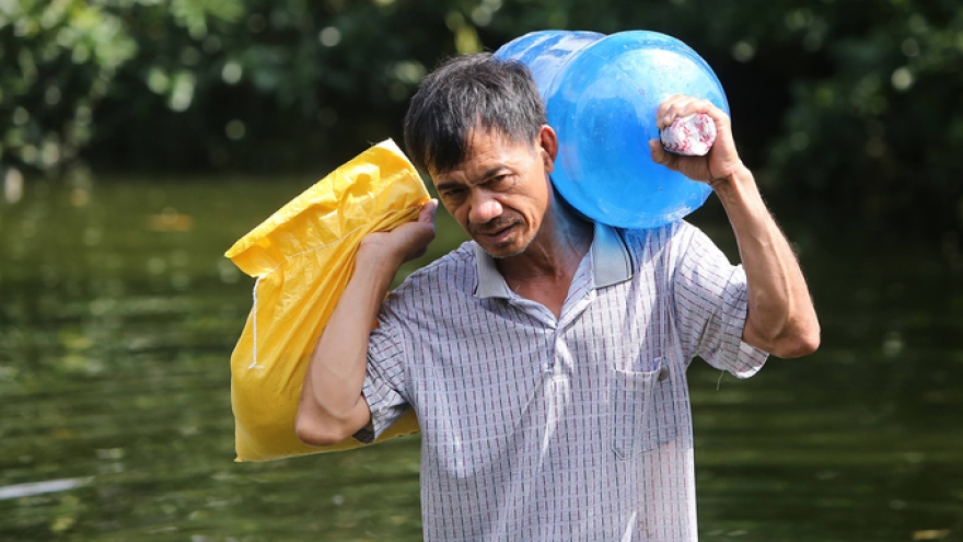 Hanoi’s flood victims save safe water 