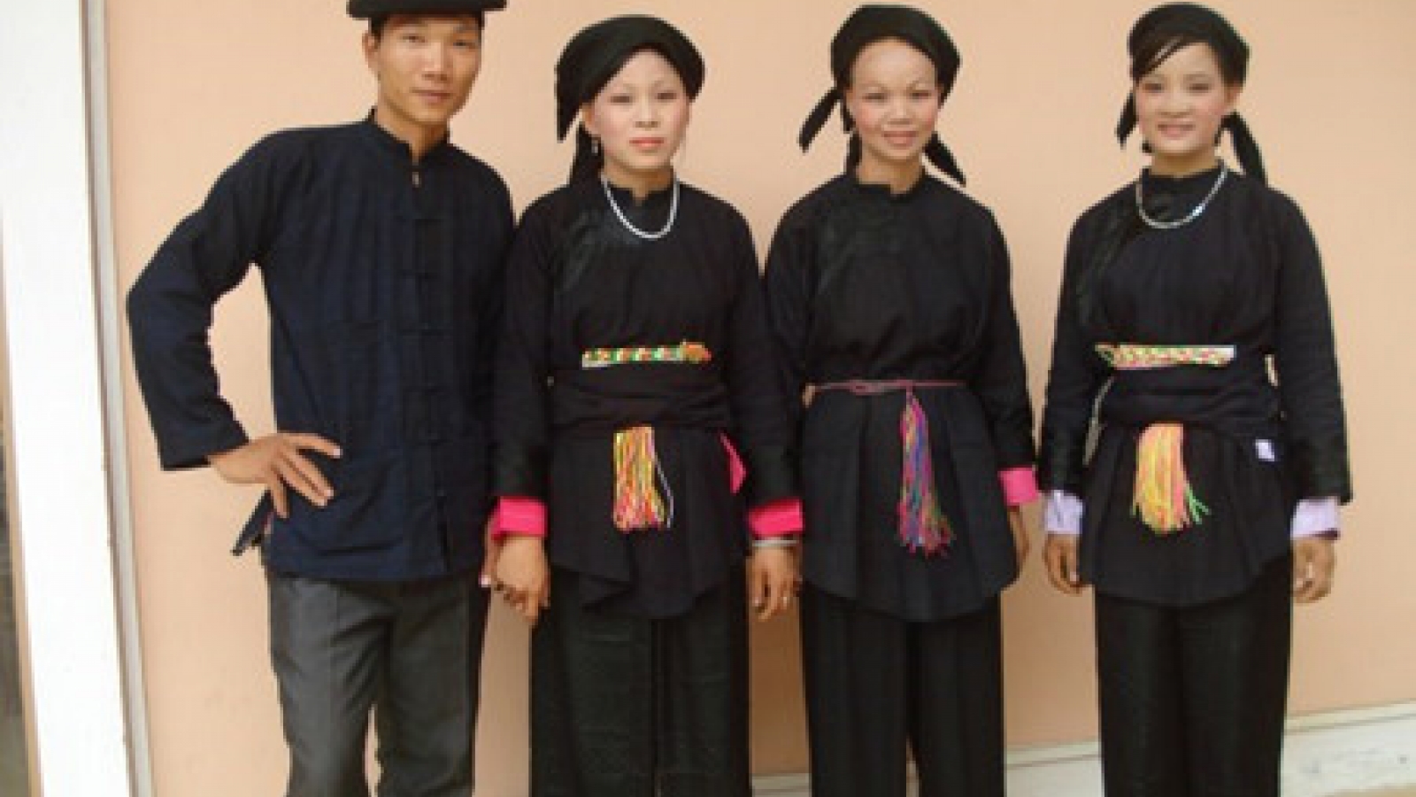 Identifying Nung people by their costume