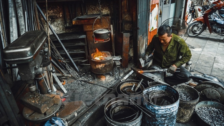 Last blacksmith in Hanoi Old Quarter