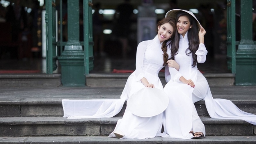 Thuy Ngan, Karen Wang strolling HCM City