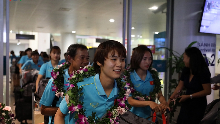 Women’s national football team receives warm homecoming 