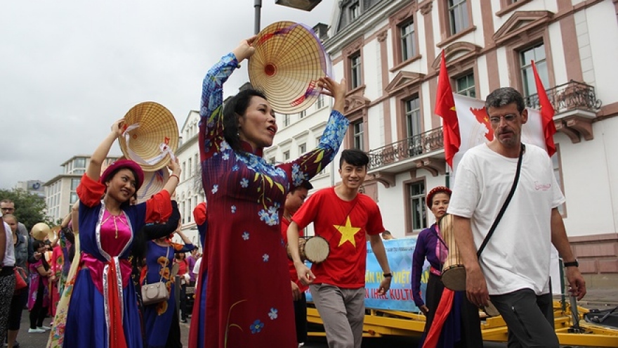 
        OVs attend Frankfurt ‘Opera Square Festival’
                          
                      