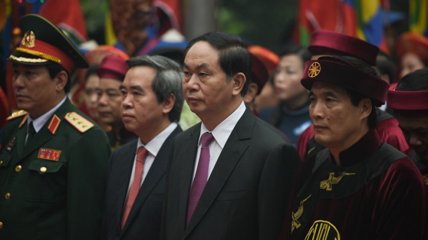 State President offers incense in tribute to Hung Kings