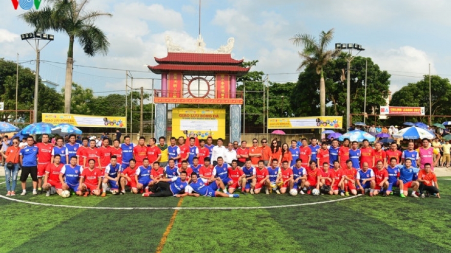 Vietnamese actors play in charity football match