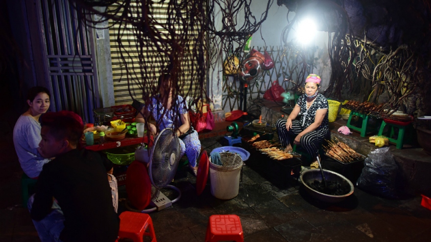 Hanoi street vendors emerge from under sidewalk cleanup campaign