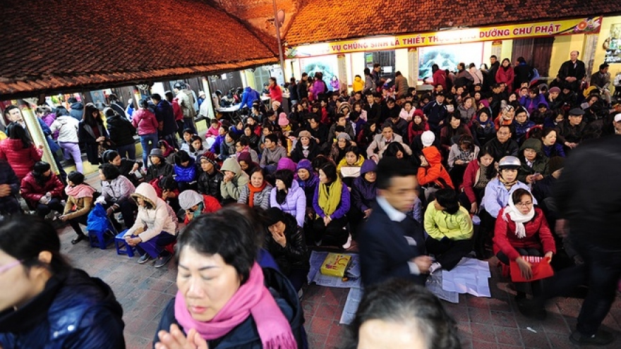 Thousands of people flock to Phuc Khanh pagoda