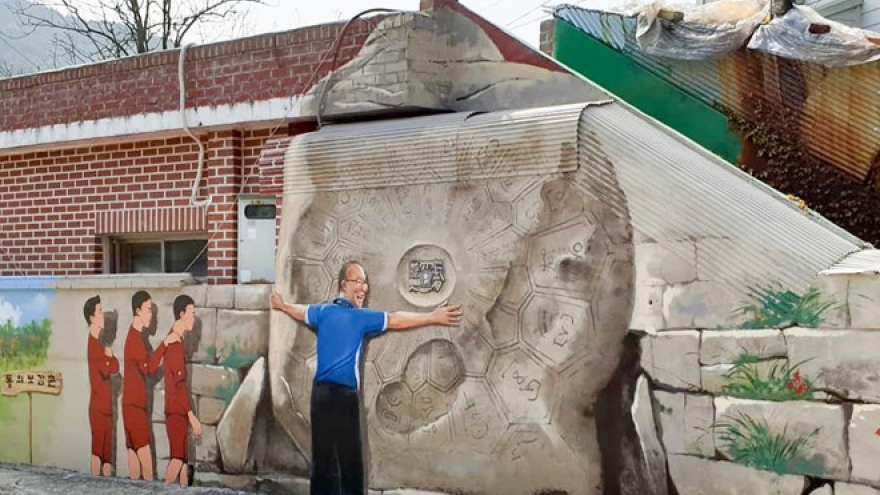 Park Hang-seo’s home adorned with Vietnamese football murals 