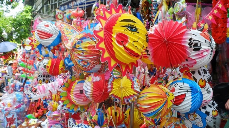 
        Customer’s snap up mid-autumn festival traditional toys
                          
                      