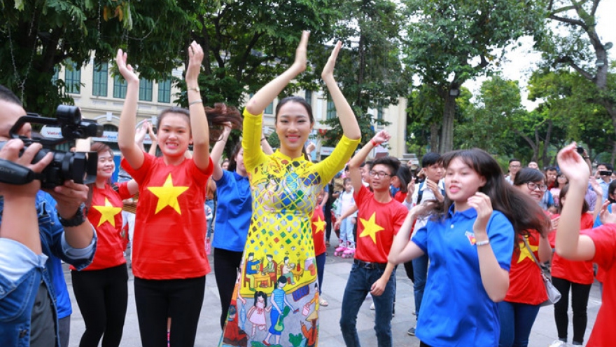Ngoc Han, My Linh join Flashmob at Sword Lake