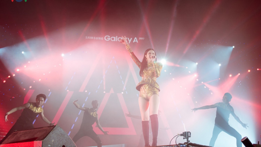 Thousands gather for Samsung Music Night in Hanoi