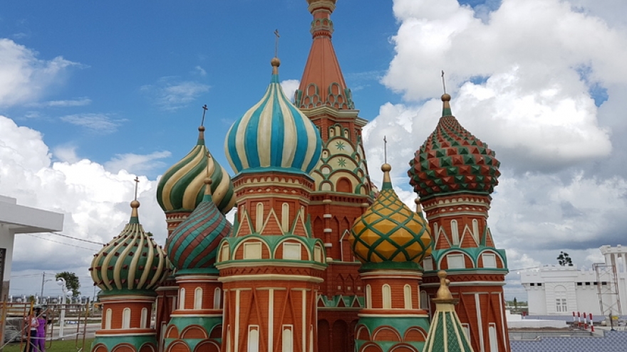 Tourists can see the 7 Wonders of the World in HCM City