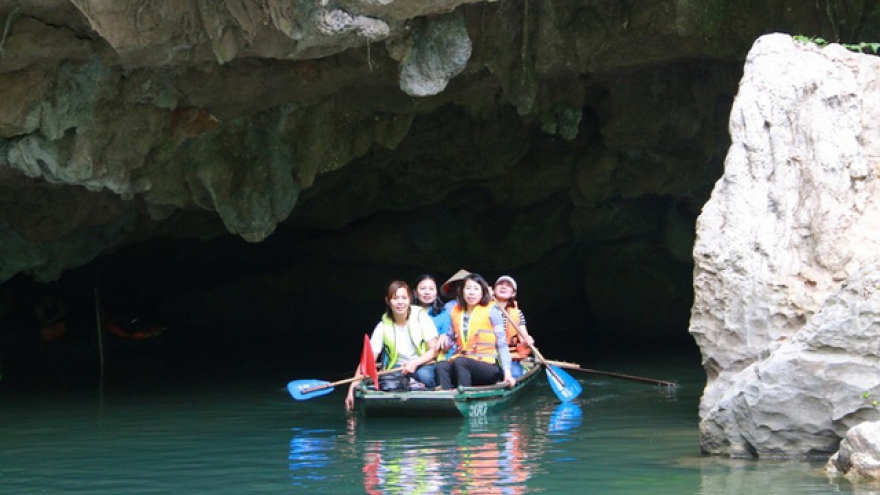Discovering a natural labyrinth, Cloud Cave in Trang An heritage site