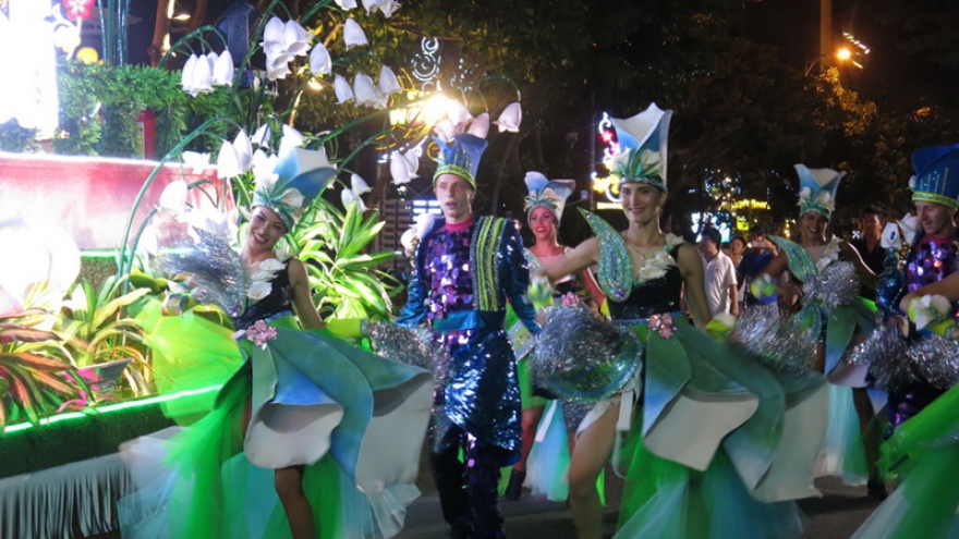 Carnival atmosphere descends on streets of Da Nang 