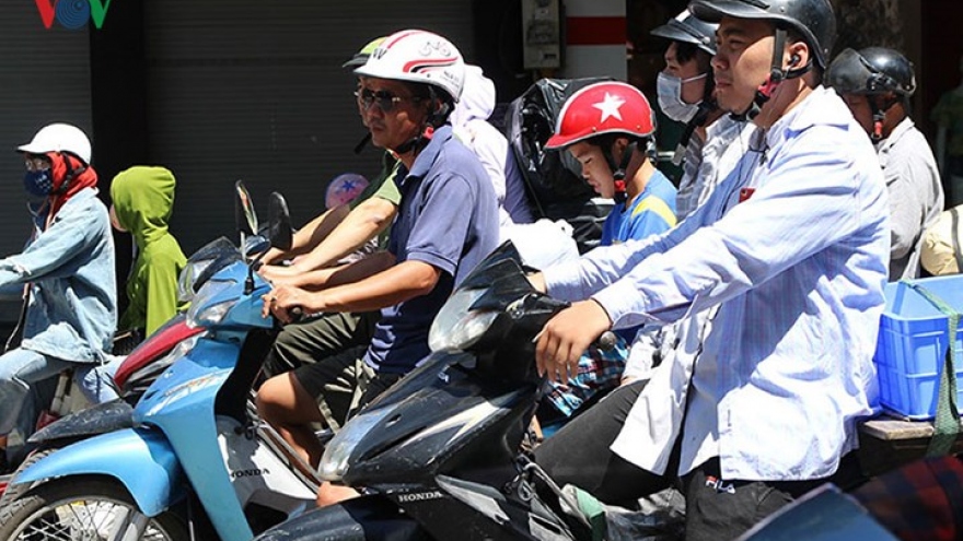 Hanoians struggle in 40 degrees of sweltering summer