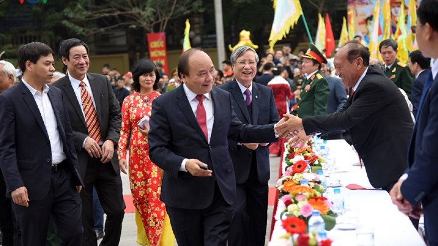 PM among crowds observing Ngoc Hoi-Dong Da victory reenactment
