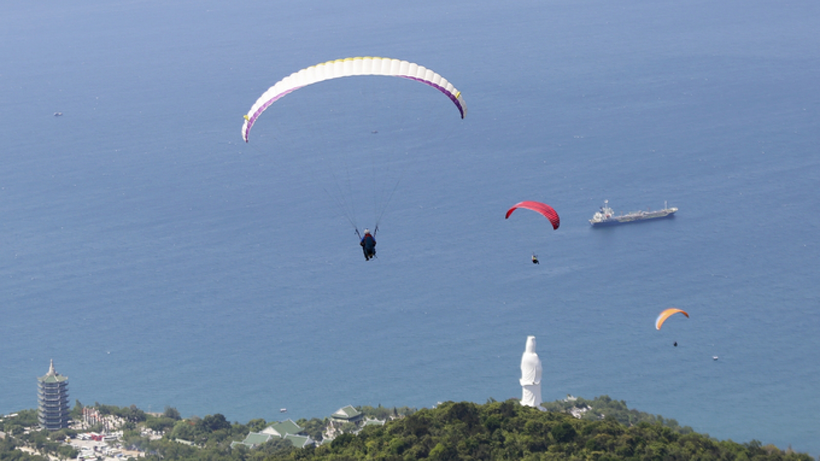 Paragliders compete in Da Nang city