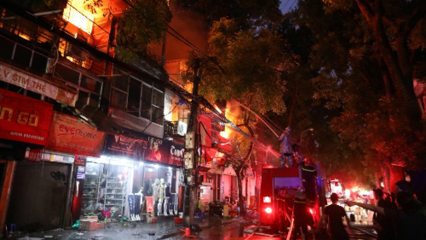 Massive blaze engulfs six buildings near Hanoi pediatrics hospital