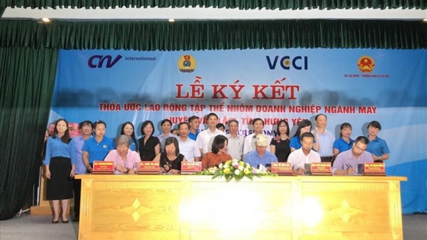 Hung Yen: Five garment firms ink collective labour agreements
