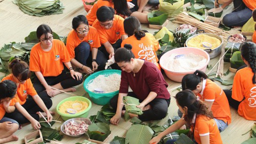 South Africa Honorary Consul makes Tet cakes for poor people in Saigon