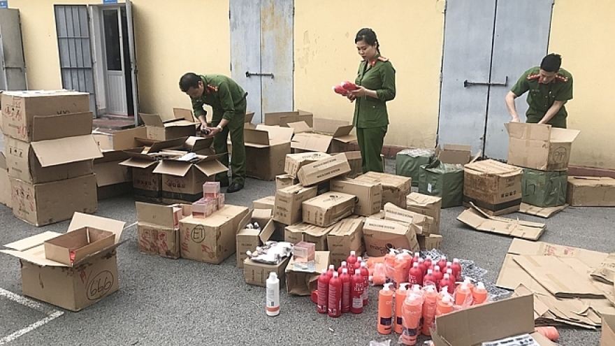 Lang Son police seizes 10,000 smuggled cosmetics